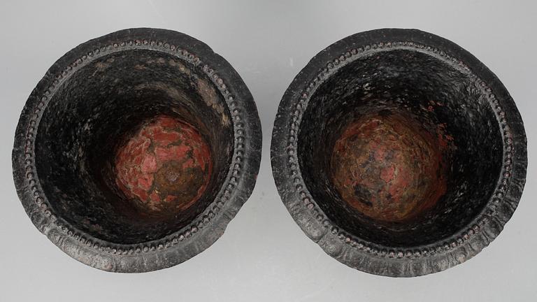 TRÄDGÅRDSURNOR, ett par, gjutjärn, märkta S:B. Empire, 1800-talets första hälft.