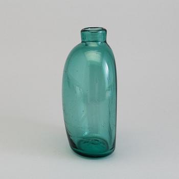 AN 18TH CENTURY GREEN GLASS BOTTLE.