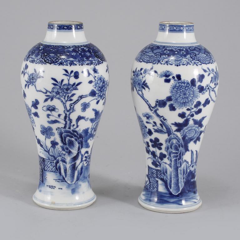 VASER, ett par, porslin, Kina, 1700-/1800-tal.