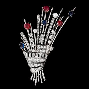 1019. A blue sapphire, ruby and diamond brooch, tot. app. 3 cts, 1930's.