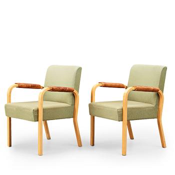 Alvar Aalto, a pair of model nr 48 laminated birch and leather easy chairs, Oy Huonekalu- ja Rakennustyötehdas for Artek, Finland.