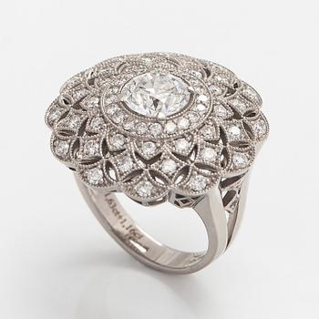 Sormus, briljanttihiotut timantit, keskitimantti 1,63 ct, 18K valkokultaa.