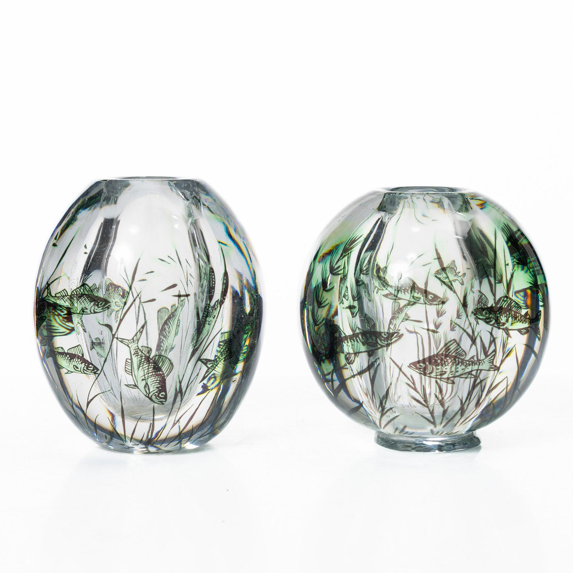 Edward Hald, vaser, 2 st, "fiskgraal" glas, Orrefors 1945 och 1952.