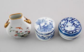 DOSOR, 2 st samt VAS, porslin, Kina, sent 1900-tal.