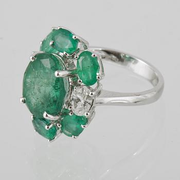 RING, 18K vitguld med 2 ovalslipade diamanter 0.63 ct samt ovalslipad smaragd 5.28 ct samt 6 mindre smaragder 2.90 ct.