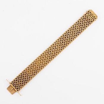 A bracelet in 18K gold.