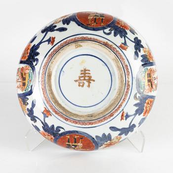 A Japanese Nanban imari bowl, Meiji (1868-1912).