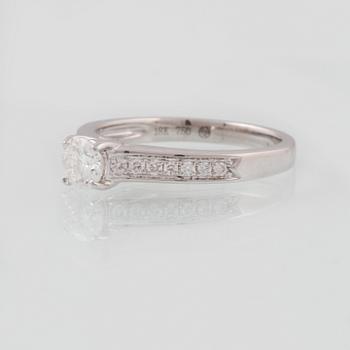 RING, 18K vitguld med briljantslipad diamant ca 0.42 ct. Vikt 3,5 gram.