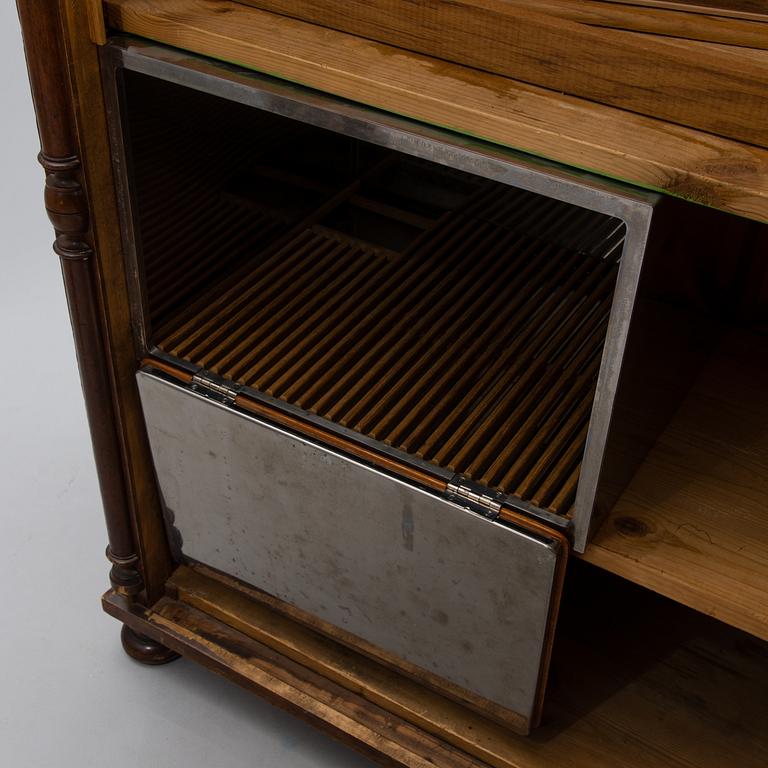 SKÅP / VAPENSKÅP, 1800-talets slut.