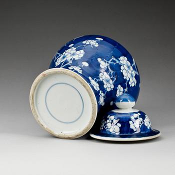 URNA med LOCK, porslin, sen Qingdynasti 1800-tal.