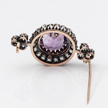 Brosch, 18K guld, silver, gammalslipade diamanter ca 2.34 ct tot och ametist. Frankrike, tidigt 1900-tal.