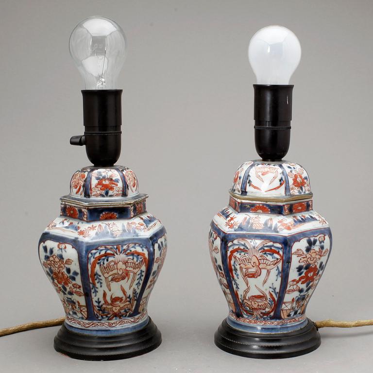 BORDSLAMPOR, ett par snarlika. Porslin. Japan.