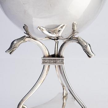 Abraham Hamnqvist, sockerskål med lock, silver, Åmål 1819, och strösked, Bengt Hallberg, Karlstad (1825-1830 (39)).