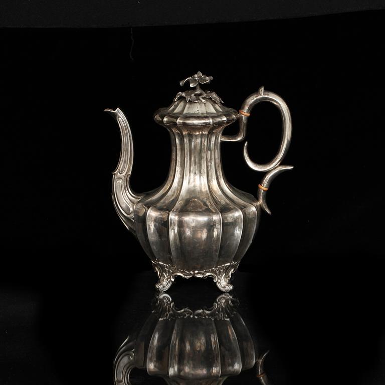 KAFFEKANNA och GRÄDDKANNA, silver, nyrokoko, Gustaf Möllenborg, Stockholm 1847. Vikt c:a 1370 g.