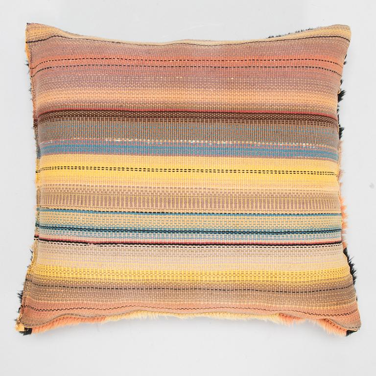 Armi Ratia (Airaksinen), a 1930's Finnish long pile rug pillow for Neovius. Circa 49x44 cm.