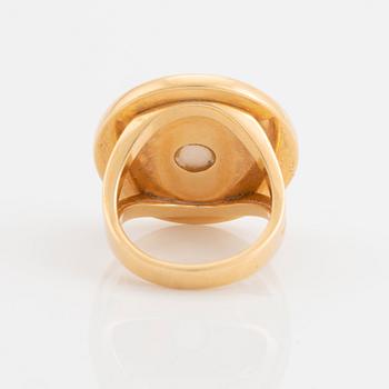 An 18K gold and mother of pearl Bulgari ring.