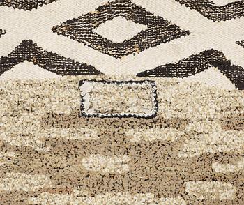 CARPET. Nearly an oval shape. Tapetstry- and pile variation. 288 x 220 cm. The 1920s to 30s.