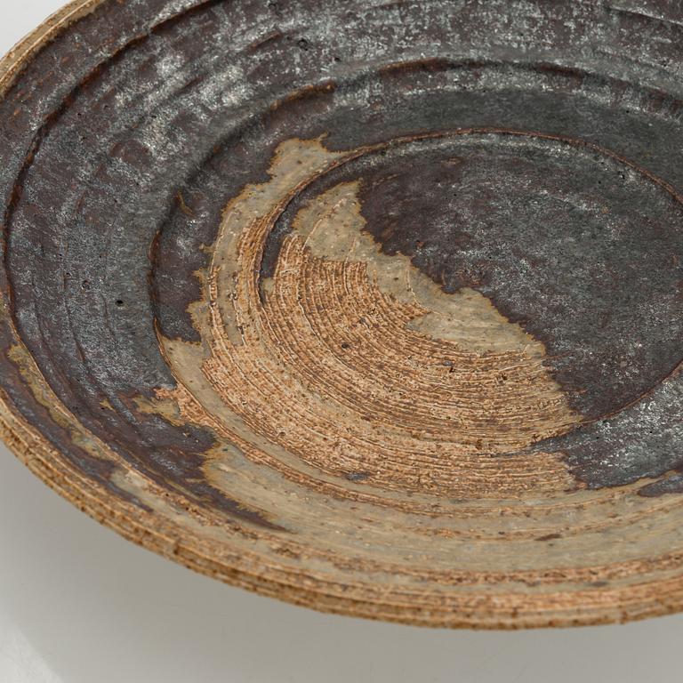 Annikki Hovisaari, skålfat, chamotterat stengods, signerad AH Arabia.