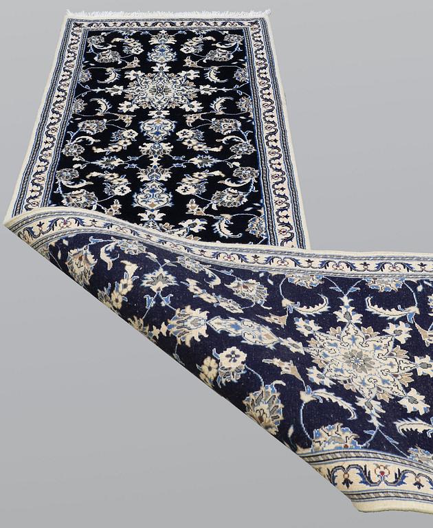 Gallerimatta, Nain, ca 290 x 78 cm.