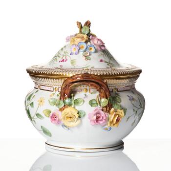 Terrin med lock, porslin. Royal Copenhagen, "Flora Danica", Danmark, omkring 1900.
