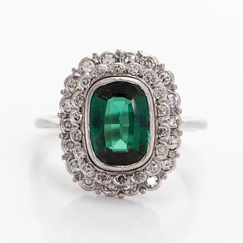RING, fasettslipad turmalin, åttkantslipade diamanter, 18K vitguld. A. Tillander, Helsingfors 1975.