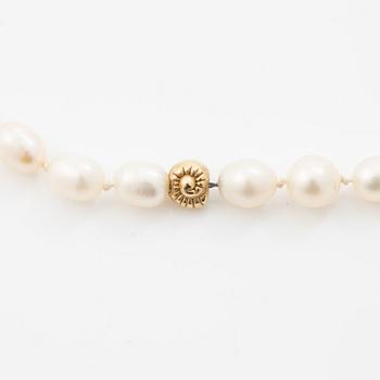 Cultured pearl necklace, with a shell-shaped clasp in 18K gold.