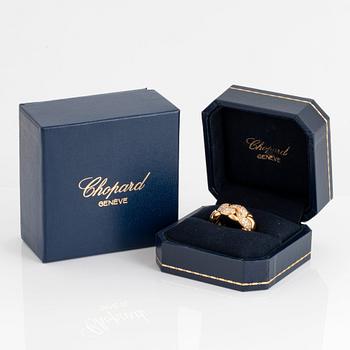 A Chopard "Casmir" ring in 18K gold set with round brilliant-cut diamonds.