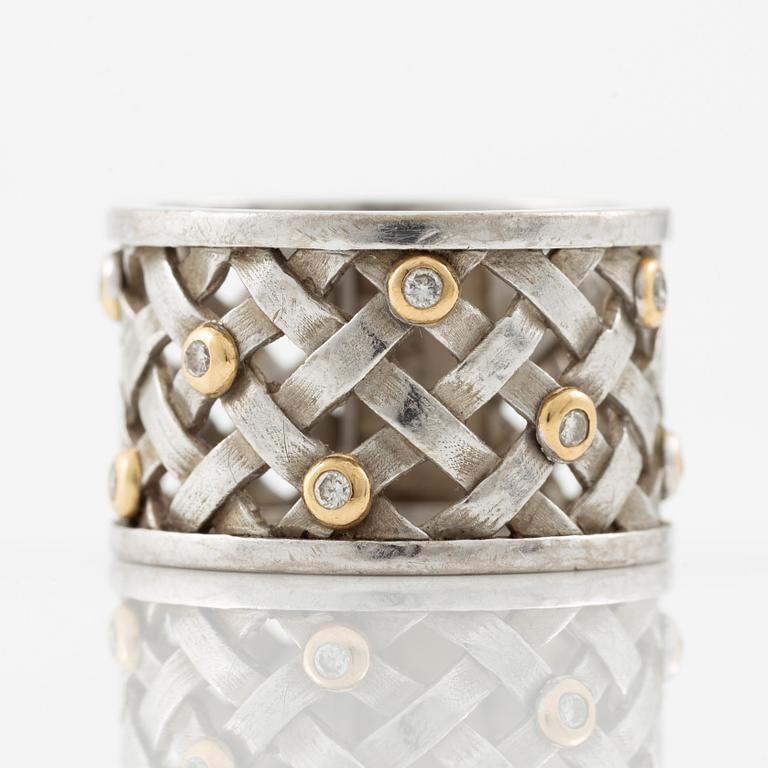 Ole Lynggaard, Ring "Flet" 18K vitguld med runda briljantslipade diamanter.