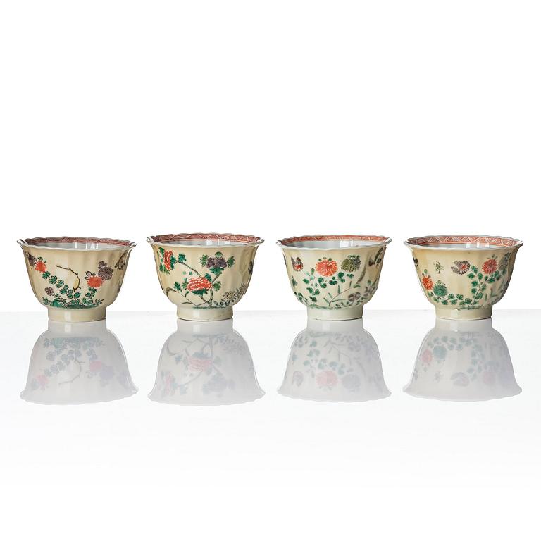 Koppar med fat, fyra stycken, porslin. Qingdynastin, Kangxi (1662-1722).