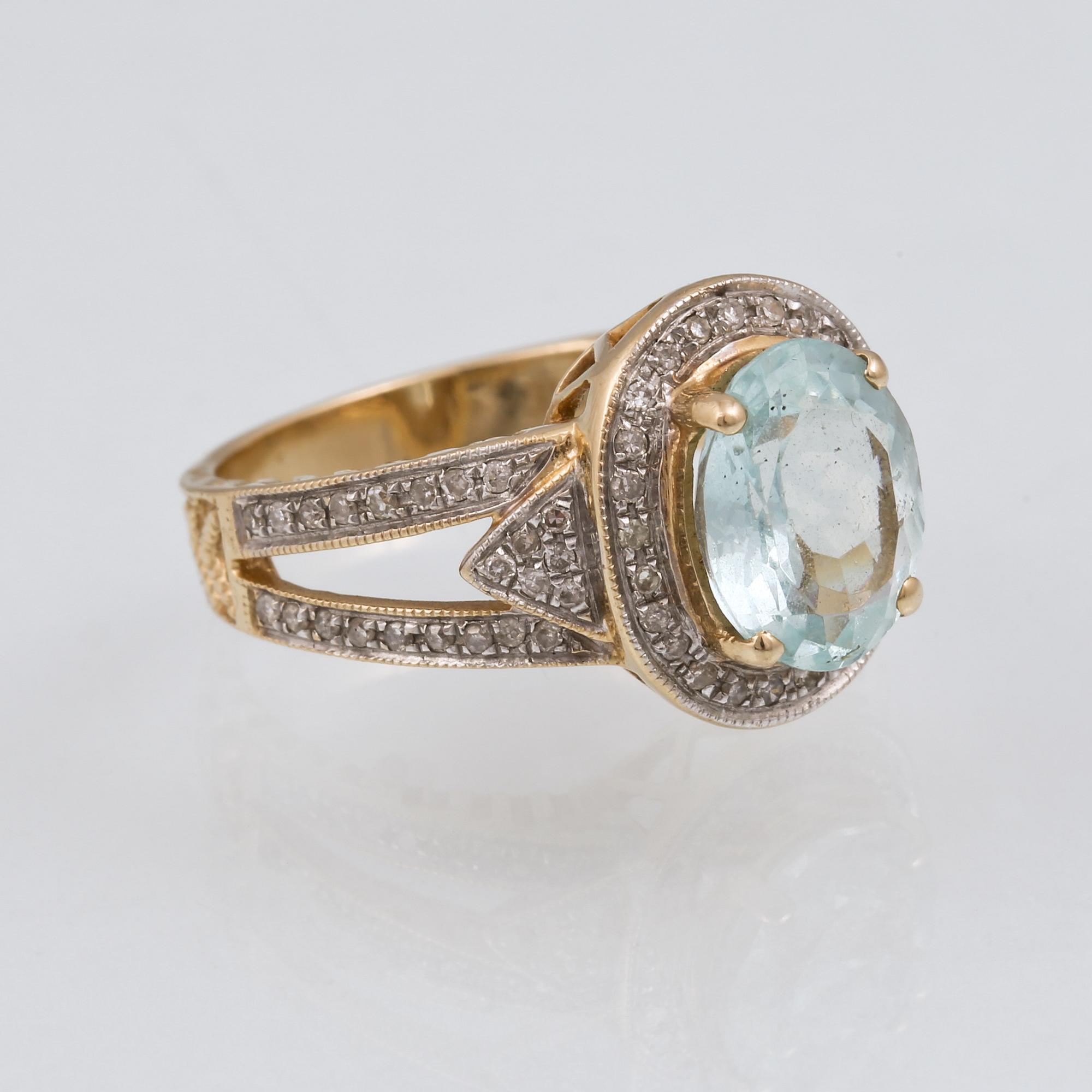 RING, 14K guld med ovalslipad akvamarin 3.65 ct enligt uppgift samt mindre åttkantslipade diamanter. Vikt 5,6 gram.