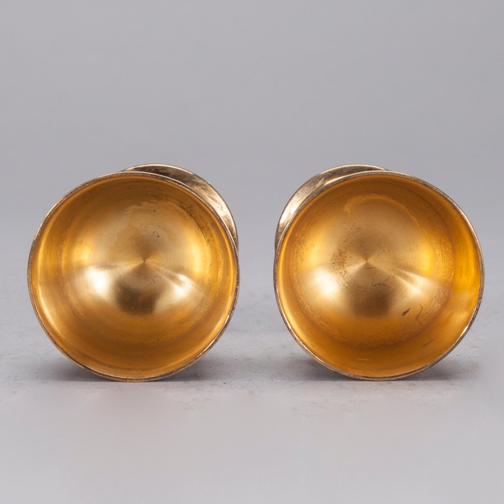 SUPKOPPAR, 2 st, förgyllt silver samt niello, Sovjetunionen 1900-talets slut. Tot. vikt ca 148,9 g.