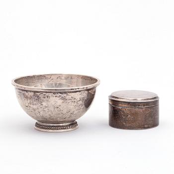 DOSA med LOCK, silver, Johan Petter Grönvall, Stockholm, 1827 samt SKÅL, Malmö, 1929. Total vikt ca 200 g.