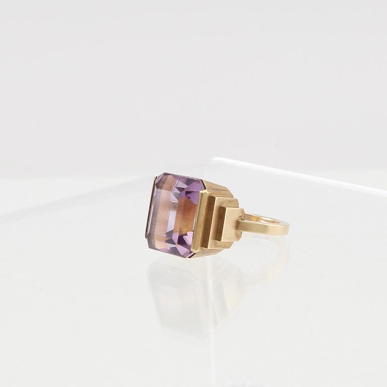 Wiwen Nilsson, ring in 18K gold with a step-cut amethyst, Lund 1970.