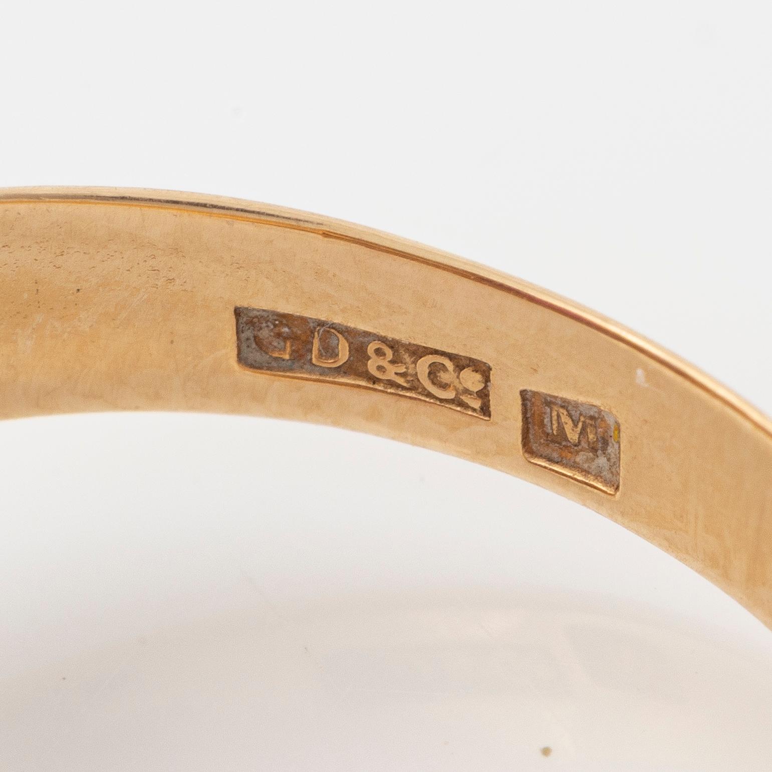 Ring 18K gold with cabochon-cut red synthetic stone.