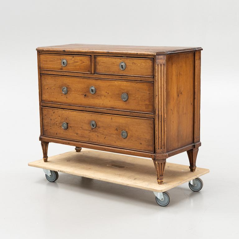 A Gustavian pine chest of drawers, late 18th Century.