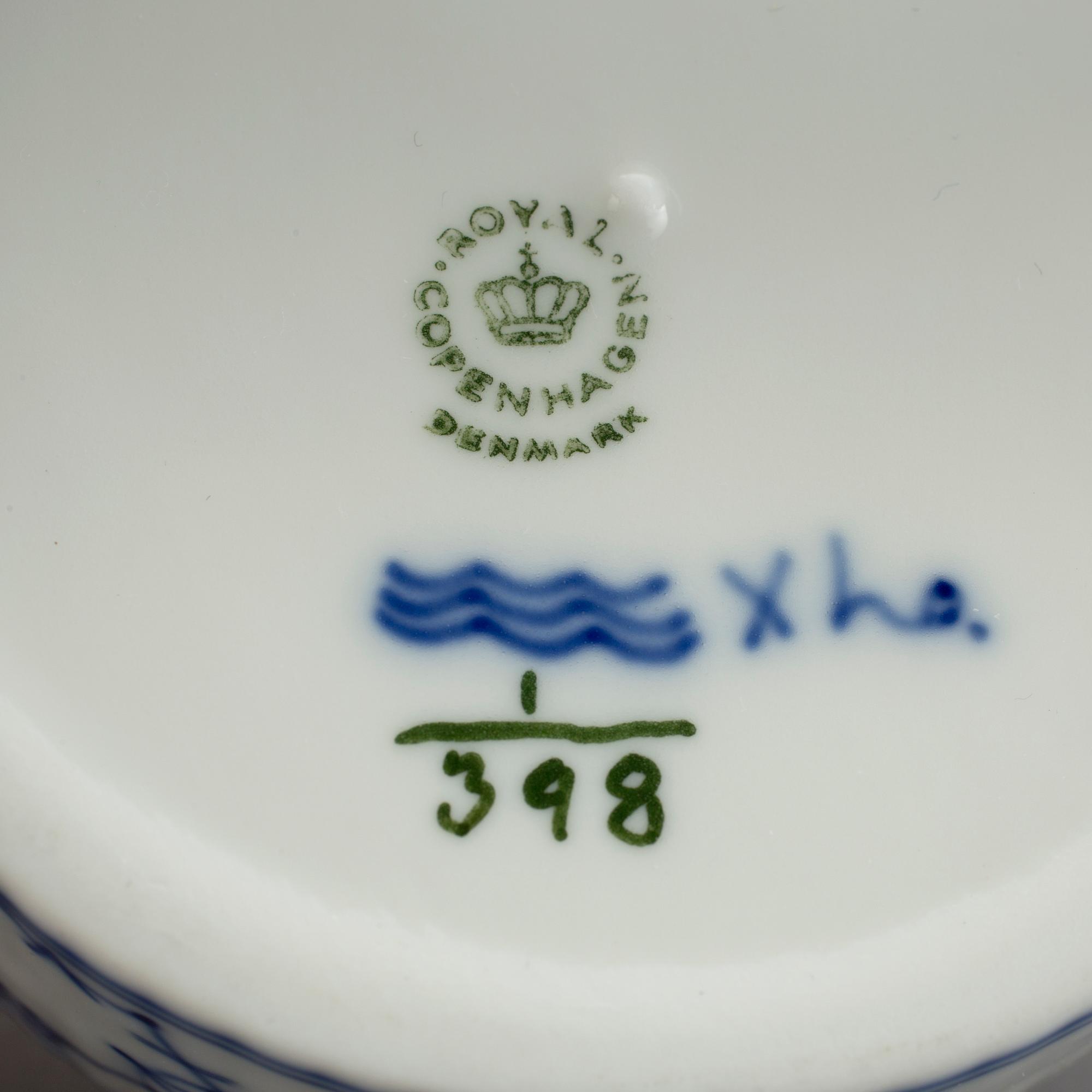 KAFFESERVIS, 24 delar delar, porslin, "Musselmalet", Royal Copenhagen, Danmark.