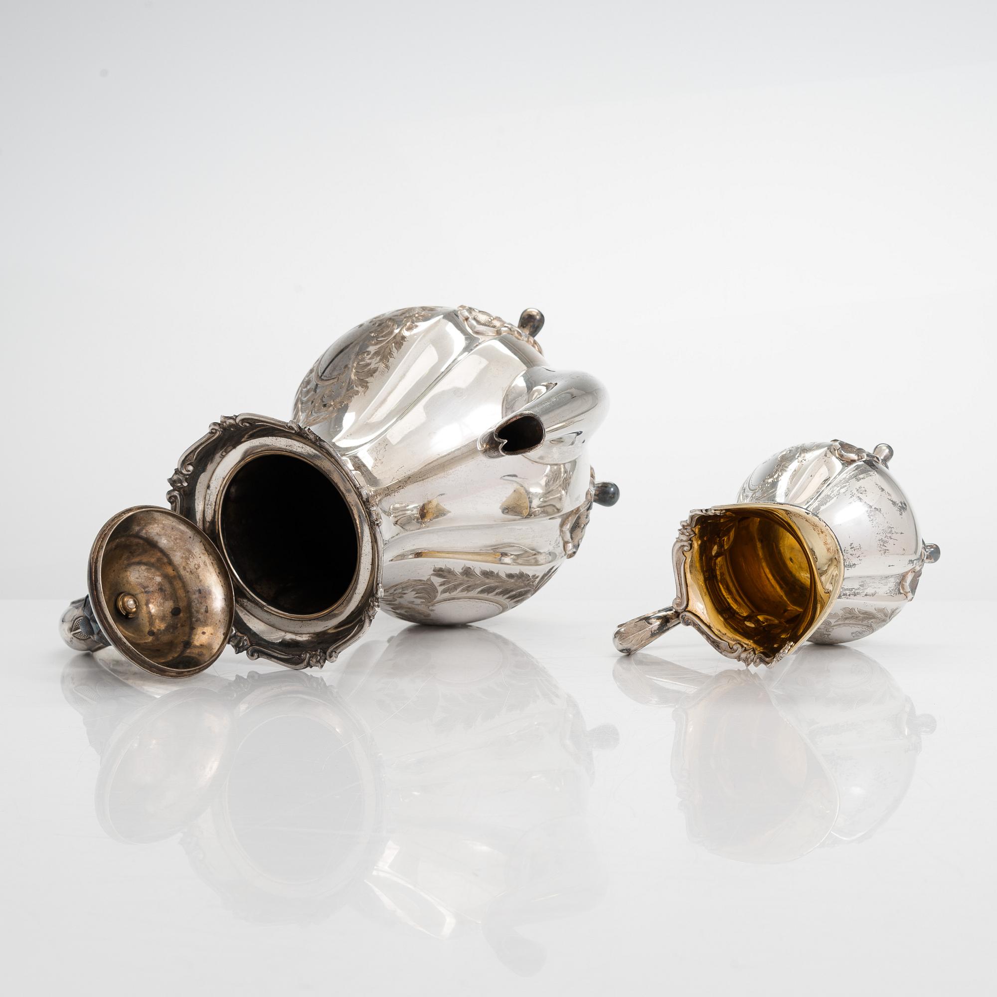 Kaffeservis, 3 delar, silver, Auran Kultaseppä, Åbo 1944 och 1950. Silverfatet från Kultakeskus, Tavastehus 1955.