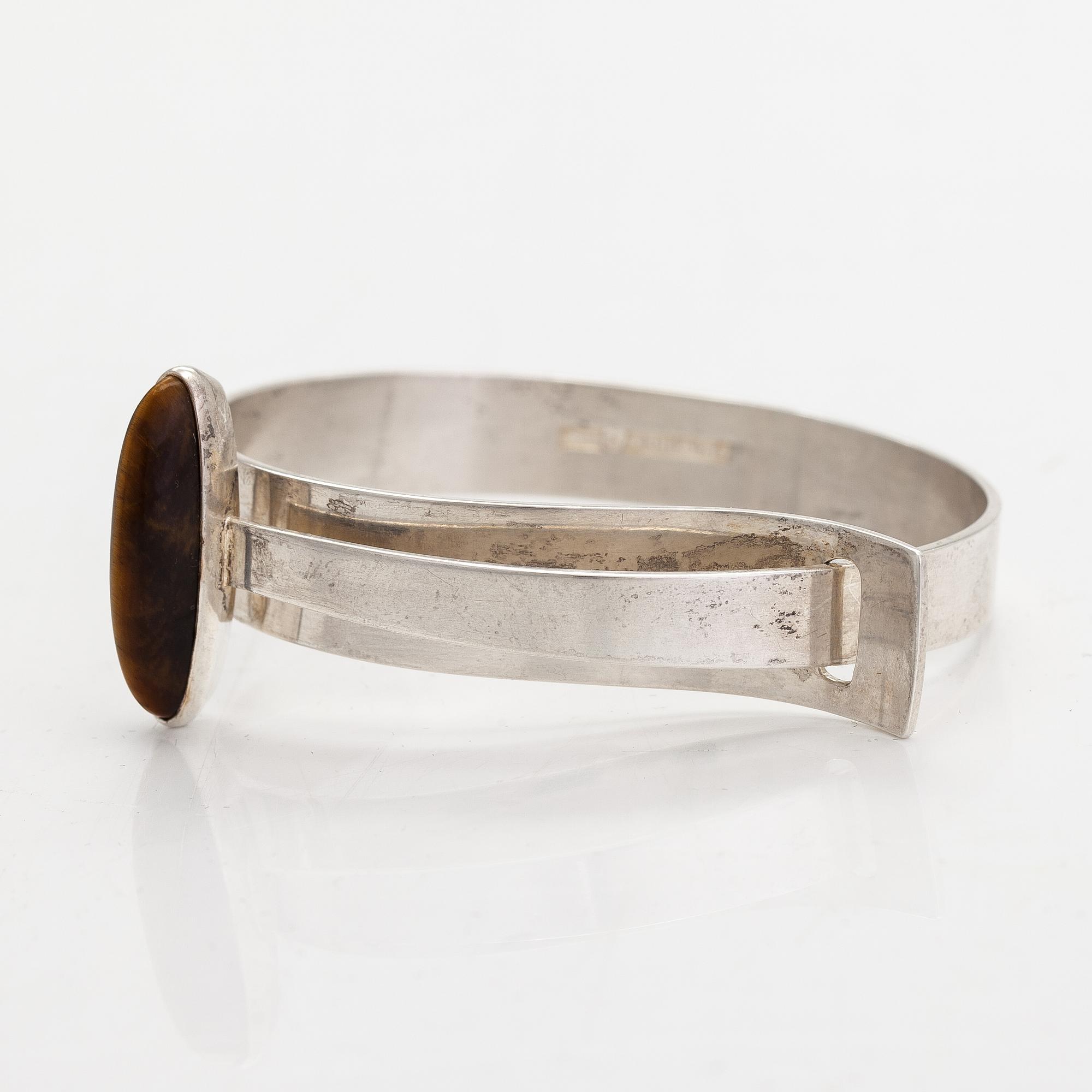Elis Kauppi, A sterling silver bracelet with a tiger eye. Kupittaan Kulta, Turku 1961.
