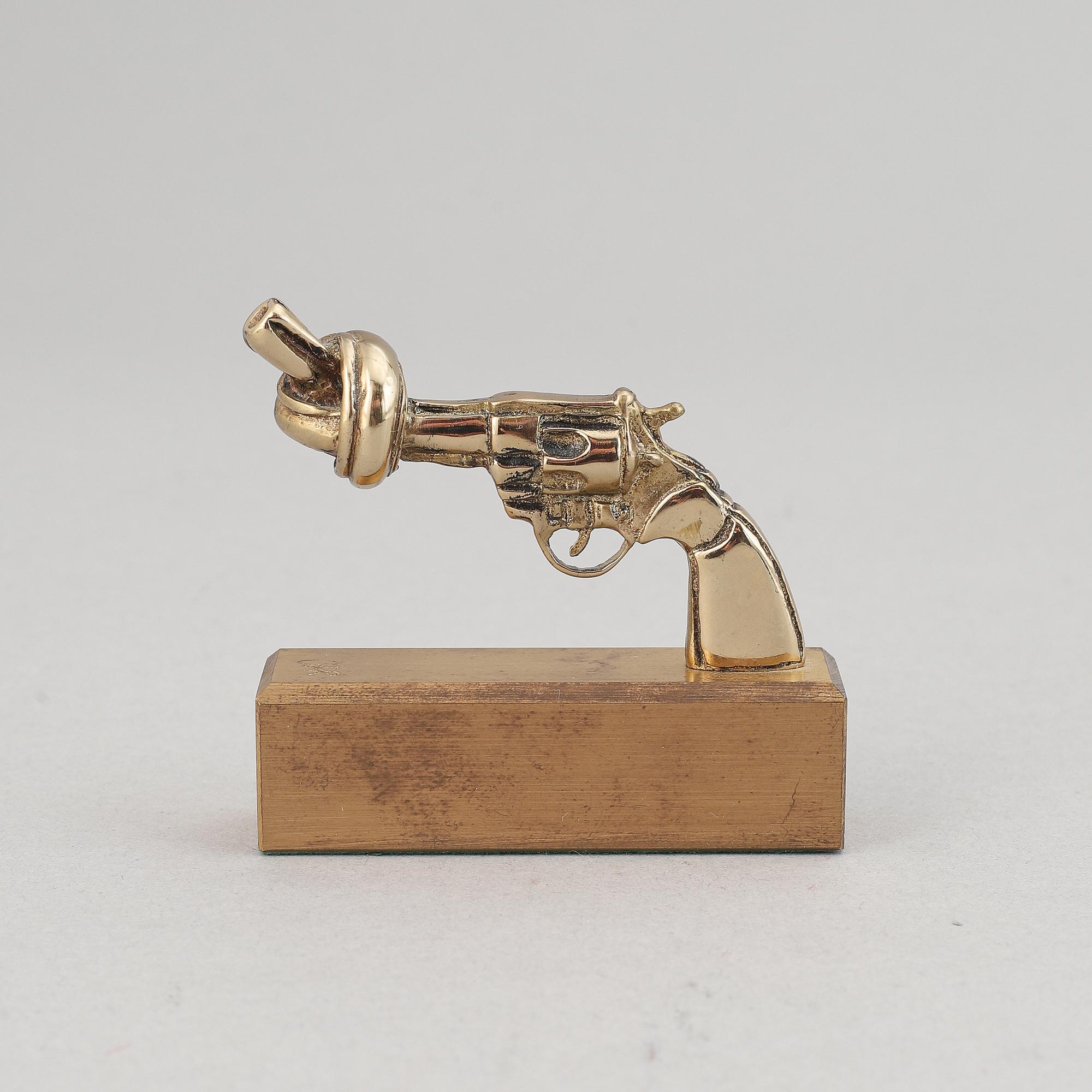 Carl Fredrik Reuterswärd, sculpture 'Non violence', Skultuna, signed.