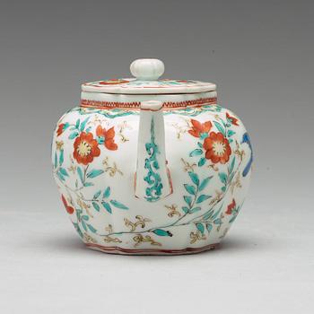 A 'Kakiemon' tea pot with cover, Qing dynasty, 18th Century.