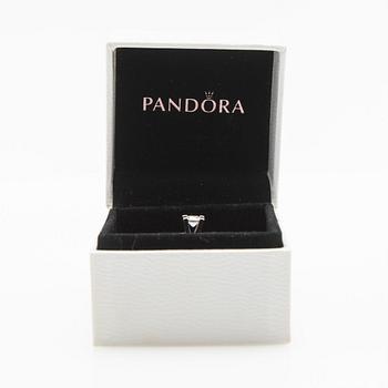 Ring, 18K white gold with brilliant-cut diamonds.