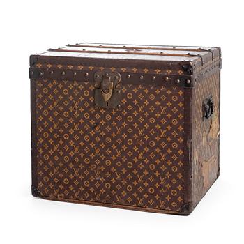 512. LOUIS VUITTON, a Monogram canvas trunk, early 20th century.