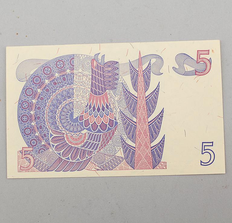 64 5 kronor bills, 1938- 1981.