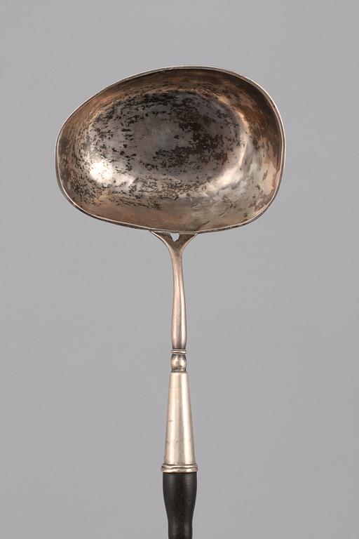SOPPSLEV, silver och trä, Anders Hallman, Stockholm, 1797. Vikt ca 120 g.