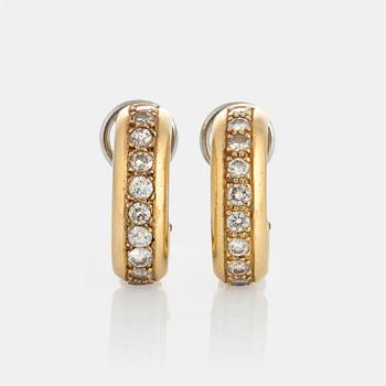 1130. A pair of earrings in 18K gold set with round brillliant-cut diamonds total weight ca 0.90 cts.