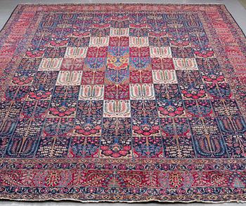 A carpet, an antique/a semi-antique Yezd, ca 557-562 x 366,5-370,5 cm.