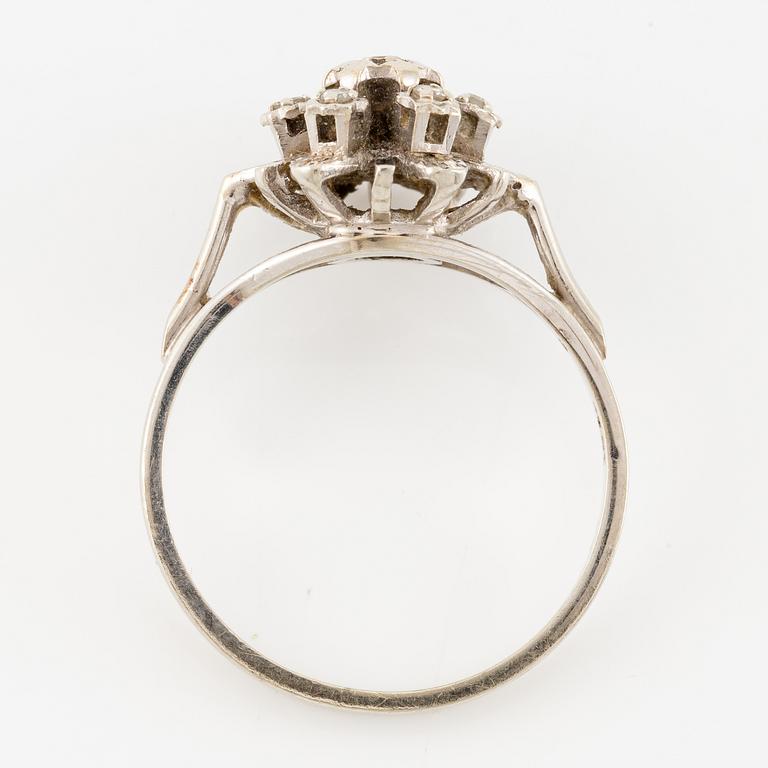 Ring, 18K vitguld med åttkantslipade diamanter.