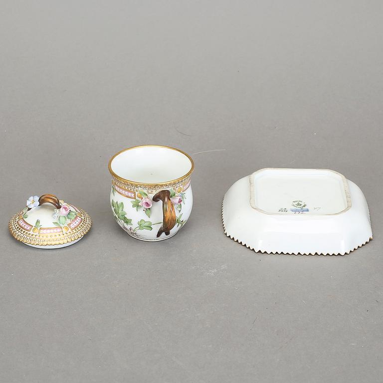 CREMEKOPP MED FAT, porslin, "Flora Danica", Royal Copenhagen, Danmark.