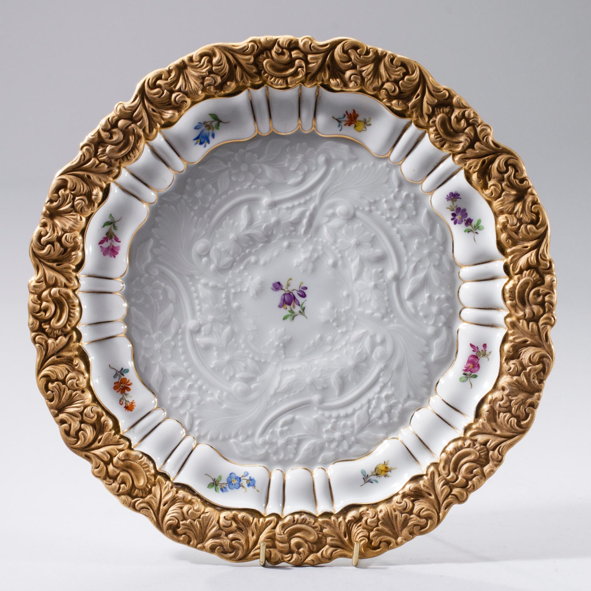 TALLRIK, porslin, förgyllning. Meissen, 1900-talets andra hälft.