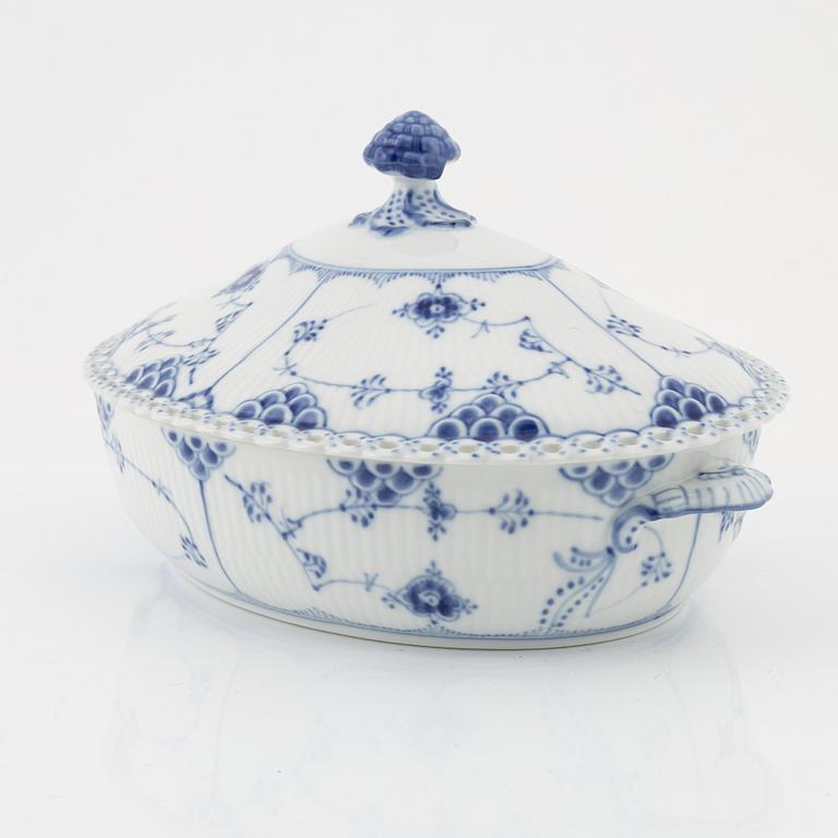 Terrin, porslin, "Musselmalet", helblonde, Royal Copenhagen, Danmark.